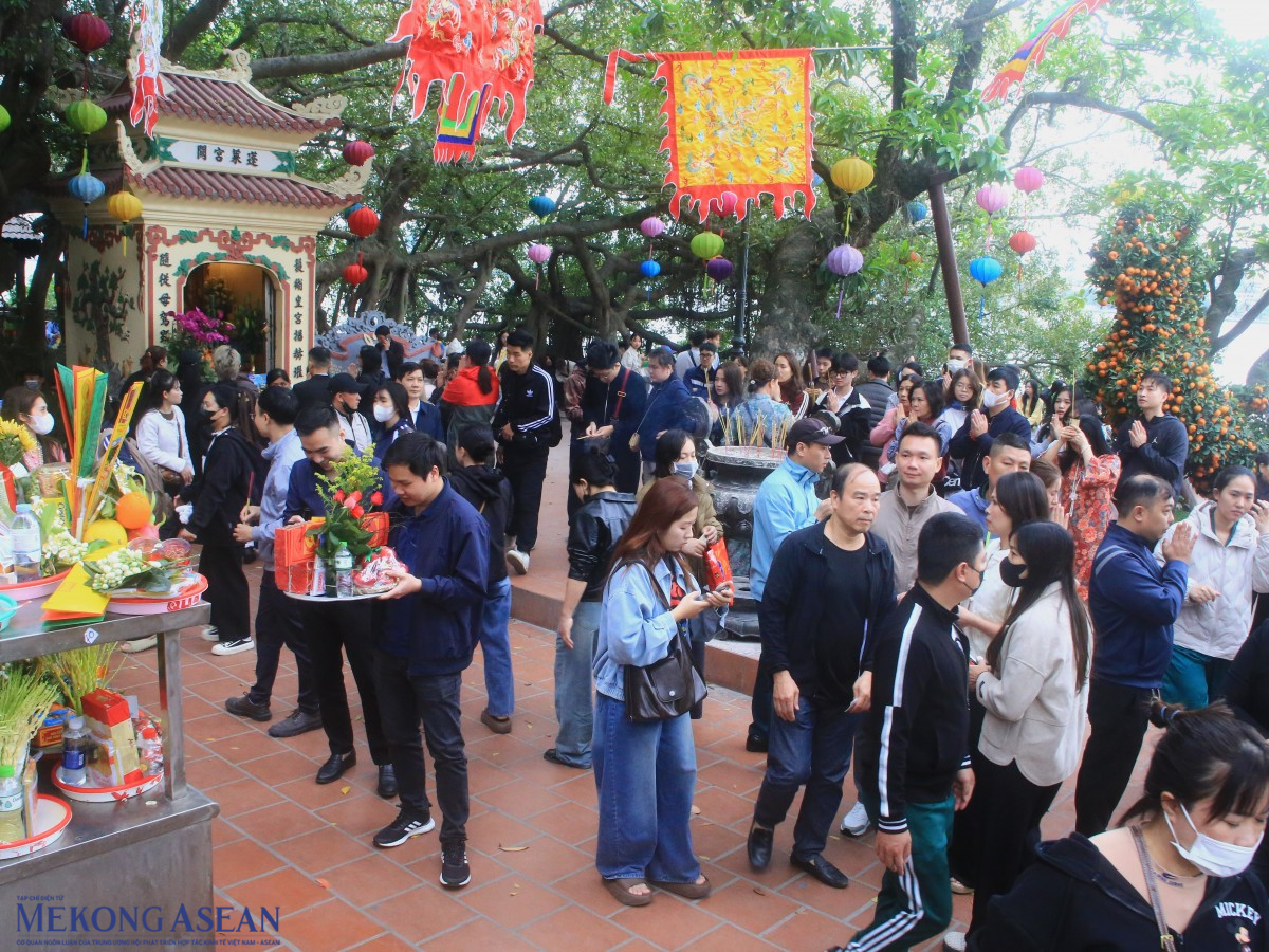 Người dân đổ xô đi lễ Rằm tháng Giêng tại Phủ Tây Hồ, chùa Quán Sứ
