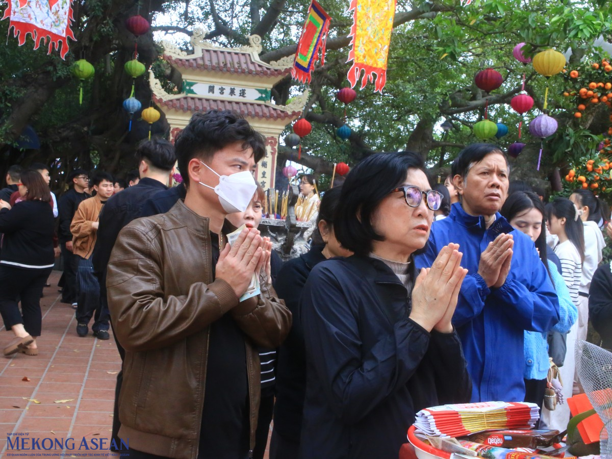 Dòng người đổ về Phủ Tây Hồ và chùa Quán Sứ cầu bình an