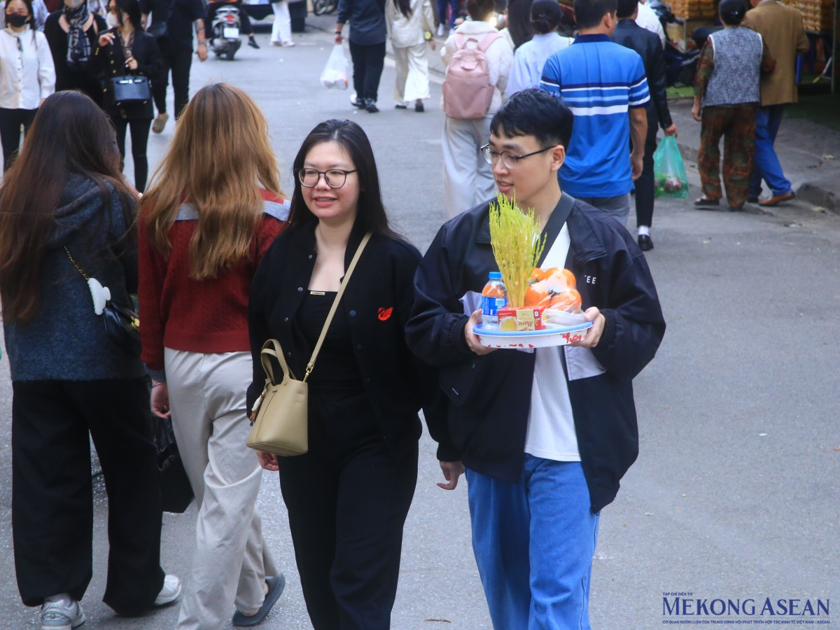 Dòng người đổ về Phủ Tây Hồ và chùa Quán Sứ cầu bình an