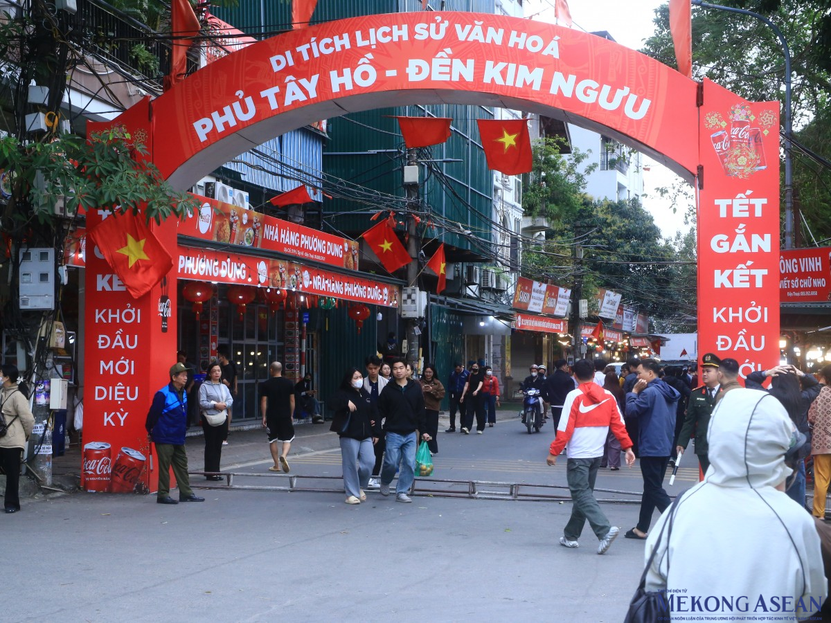 Dòng người đổ về Phủ Tây Hồ và chùa Quán Sứ cầu bình an