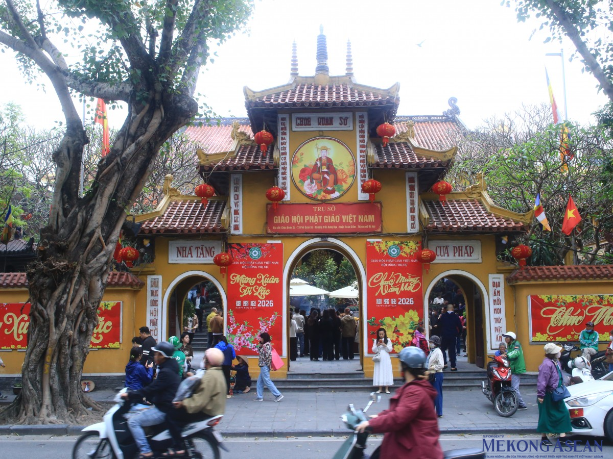 Người dân đổ xô đi lễ Rằm tháng Giêng tại Phủ Tây Hồ, chùa Quán Sứ