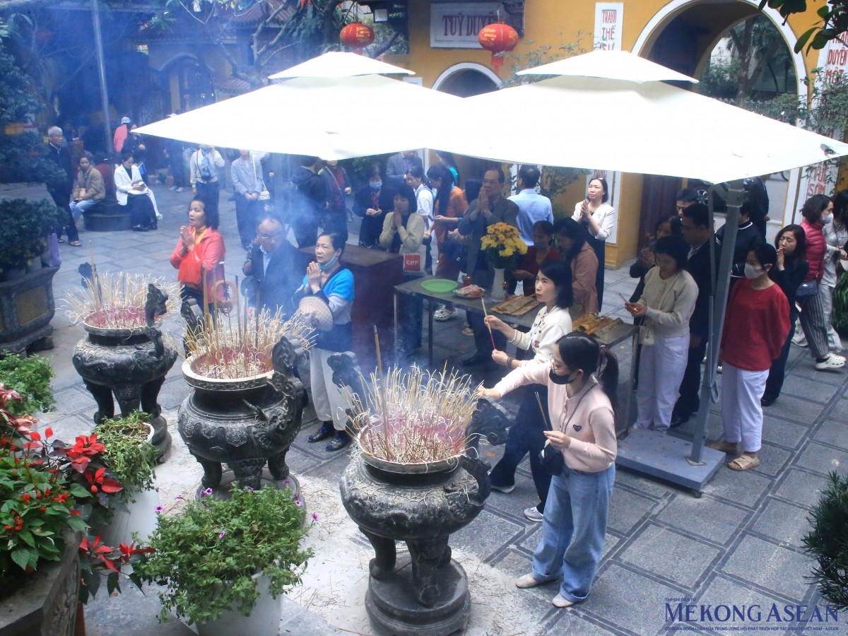 Người dân đổ xô đi lễ Rằm tháng Giêng tại Phủ Tây Hồ, chùa Quán Sứ