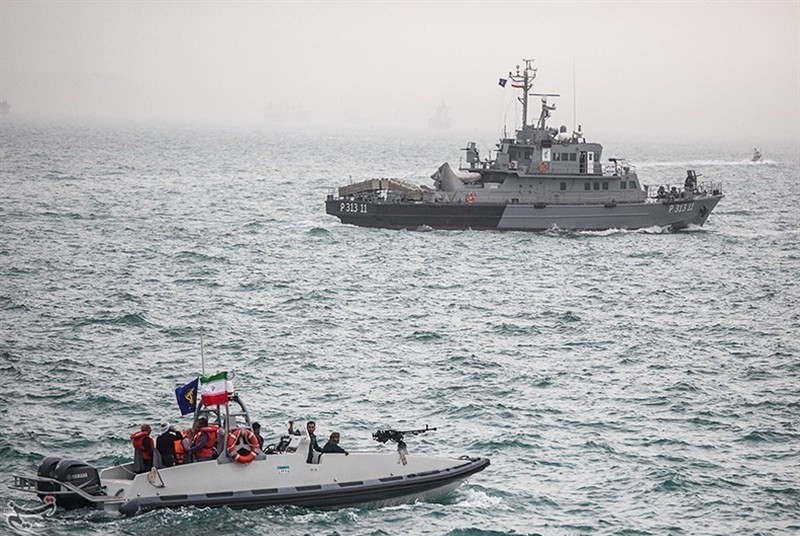 Eo biển Hormuz nằm giữa Oman và Iran, là tuyến hàng hải chiến lược vận chuyển khoảng 13 triệu thùng dầu/ngày, tương đương 31% tổng lượng dầu thô vận chuyển bằng đường biển toàn cầu. Ảnh: Tasnim