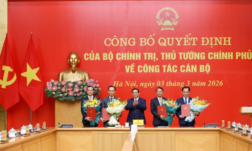 Thủ tướng trao quyết định điều động, bổ nhiệm cho 5 nhân sự mới