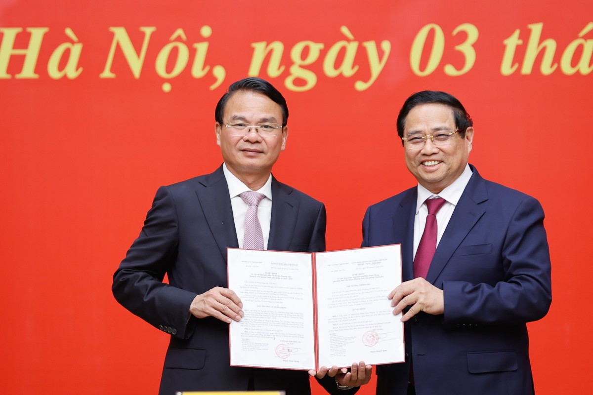 Thủ tướng trao quyết định điều động, bổ nhiệm cho 5 nhân sự mới