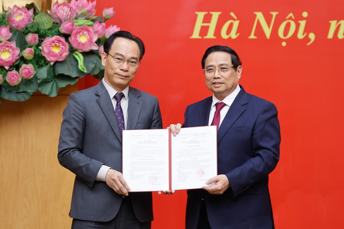 Thủ tướng trao quyết định điều động, bổ nhiệm cho 5 nhân sự mới