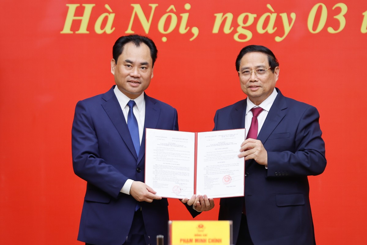 Thủ tướng trao quyết định điều động, bổ nhiệm cho 5 nhân sự mới