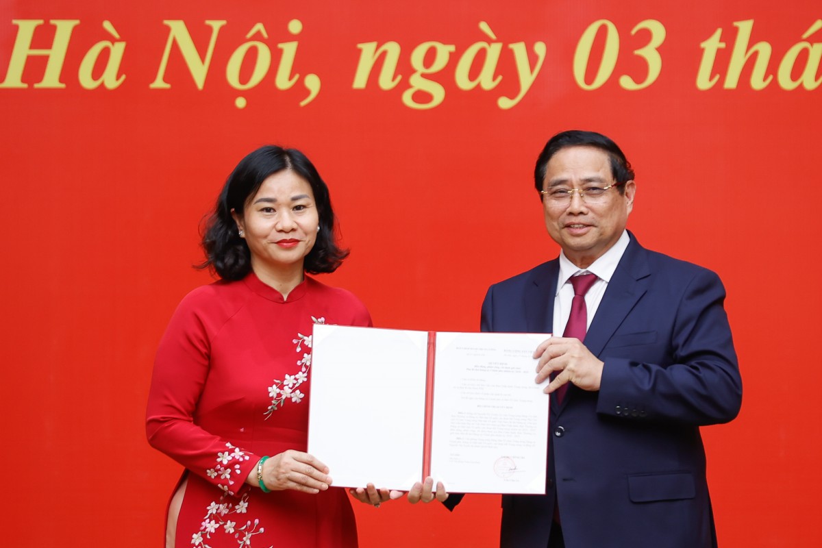 Thủ tướng trao quyết định điều động, bổ nhiệm cho 5 nhân sự mới