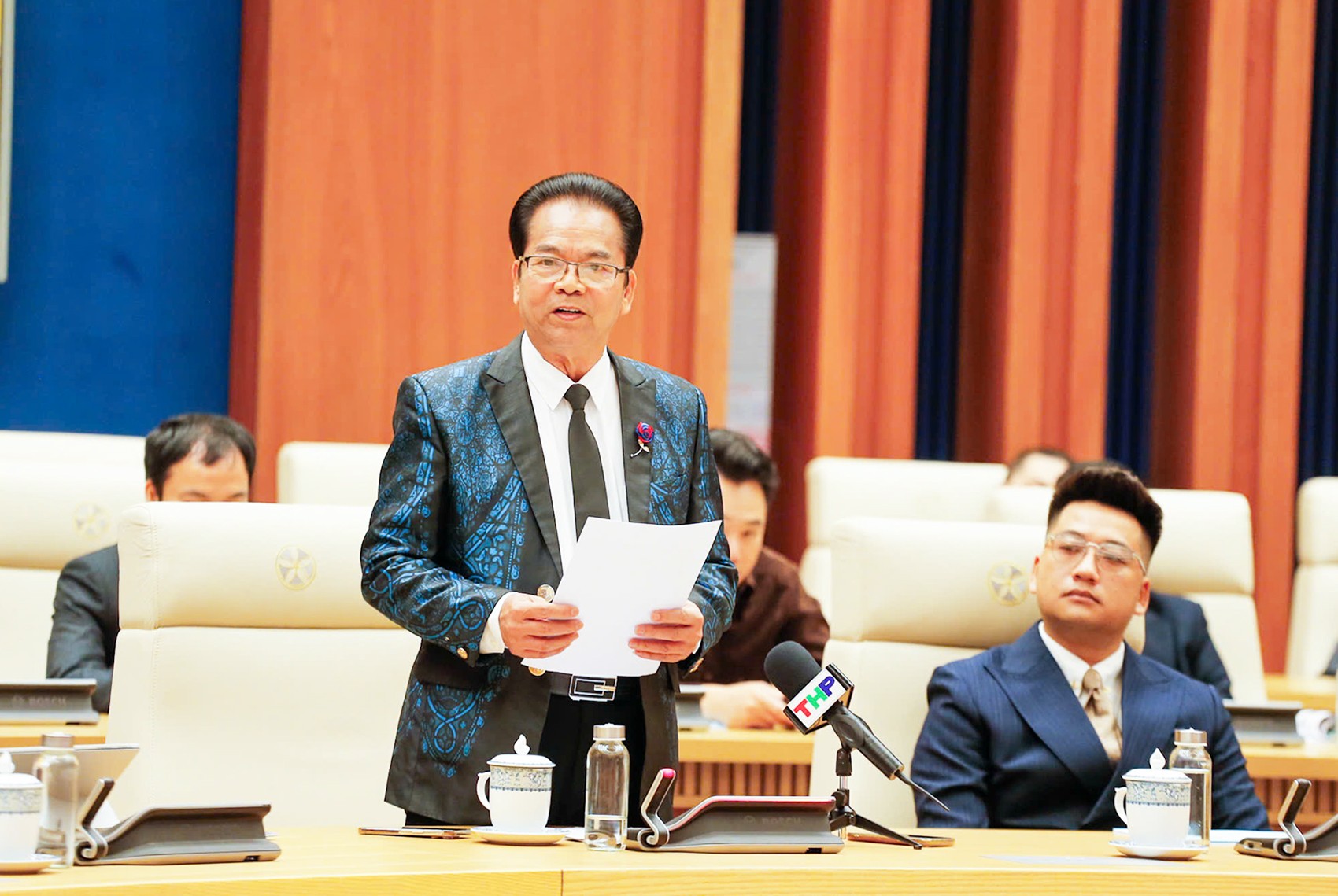 Đại biểu văn nghệ sĩ  trao đổi, thảo luận tại hội nghị. Ảnh: Nguyễn Hạnh.