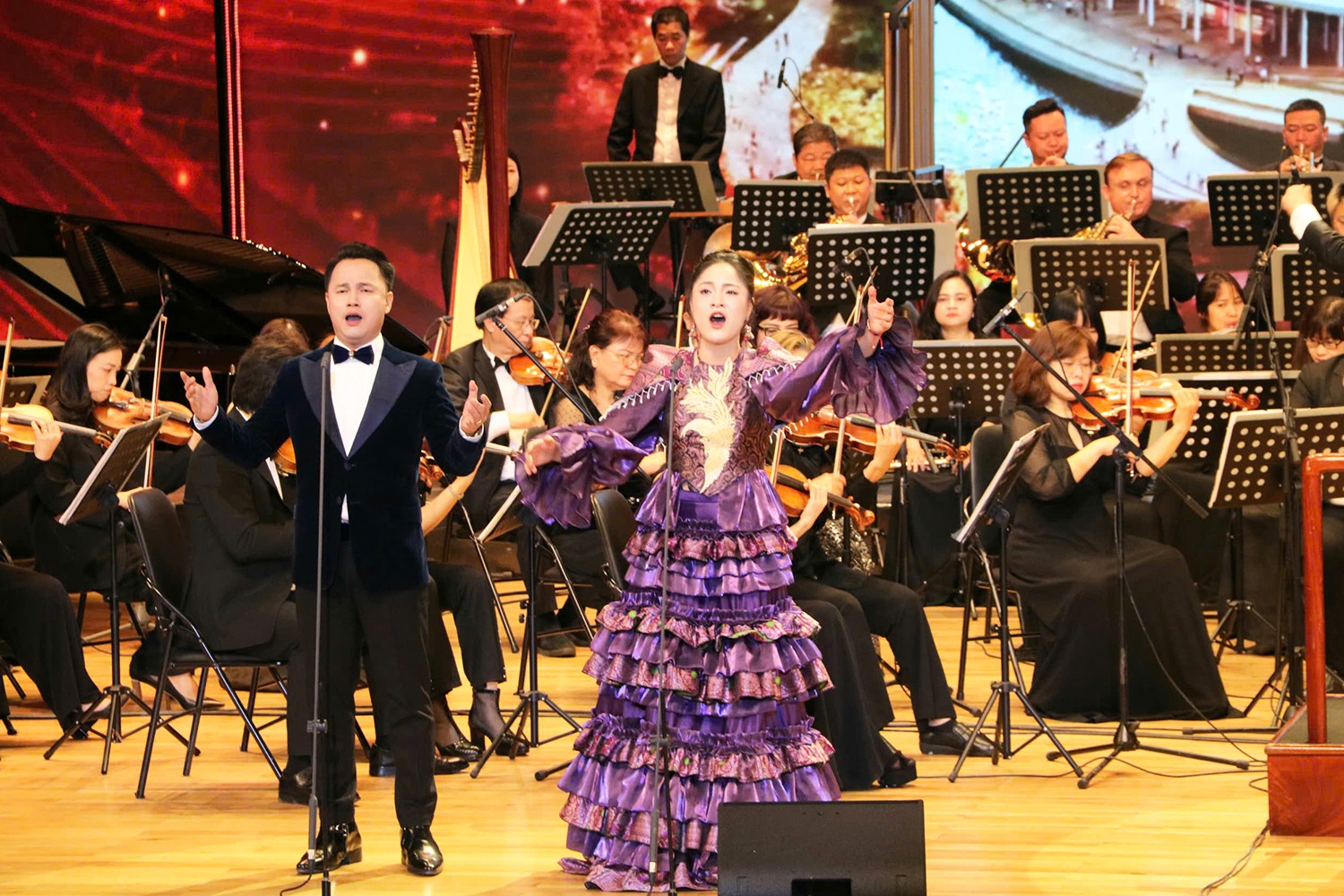 Phó Thủ tướng Mai Văn Chính dự khai trương Nhà hát Hoa Phượng