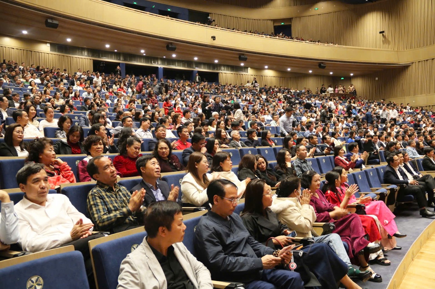 Phó Thủ tướng Mai Văn Chính dự khai trương Nhà hát Hoa Phượng