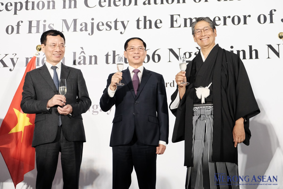 Từ trái sang phải: Bộ trưởng Nguyễn Mạnh Hùng, Phó Thủ tướng Bùi Thanh Sơn và Đại sứ Ito Naoki. Ảnh: Tùng Dương/Mekong ASEAN