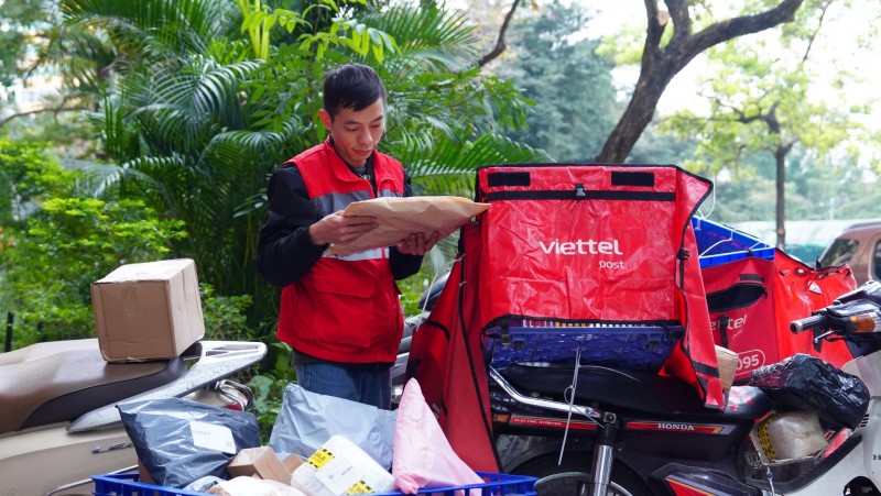 Giá xăng dầu tăng cao, doanh nghiệp chuyển phát thu phụ phí : Viettel Post.