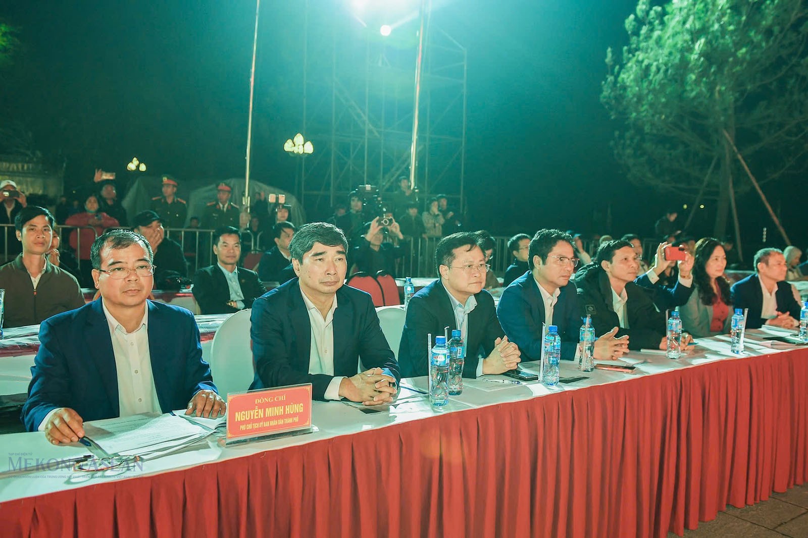 Ông Nguyễn Minh Hùng, Phó Chủ tịch UBND thành phố Hải Phòng, Trưởng Ban tổ chức lễ hội chỉ đạo tổng duyệt. Cùng dự có các thành viên hội đồng nghệ thuật; đại diện các sở, ngành của thành phố và các đơn vị liên quan… Ảnh: Trần Thanh.