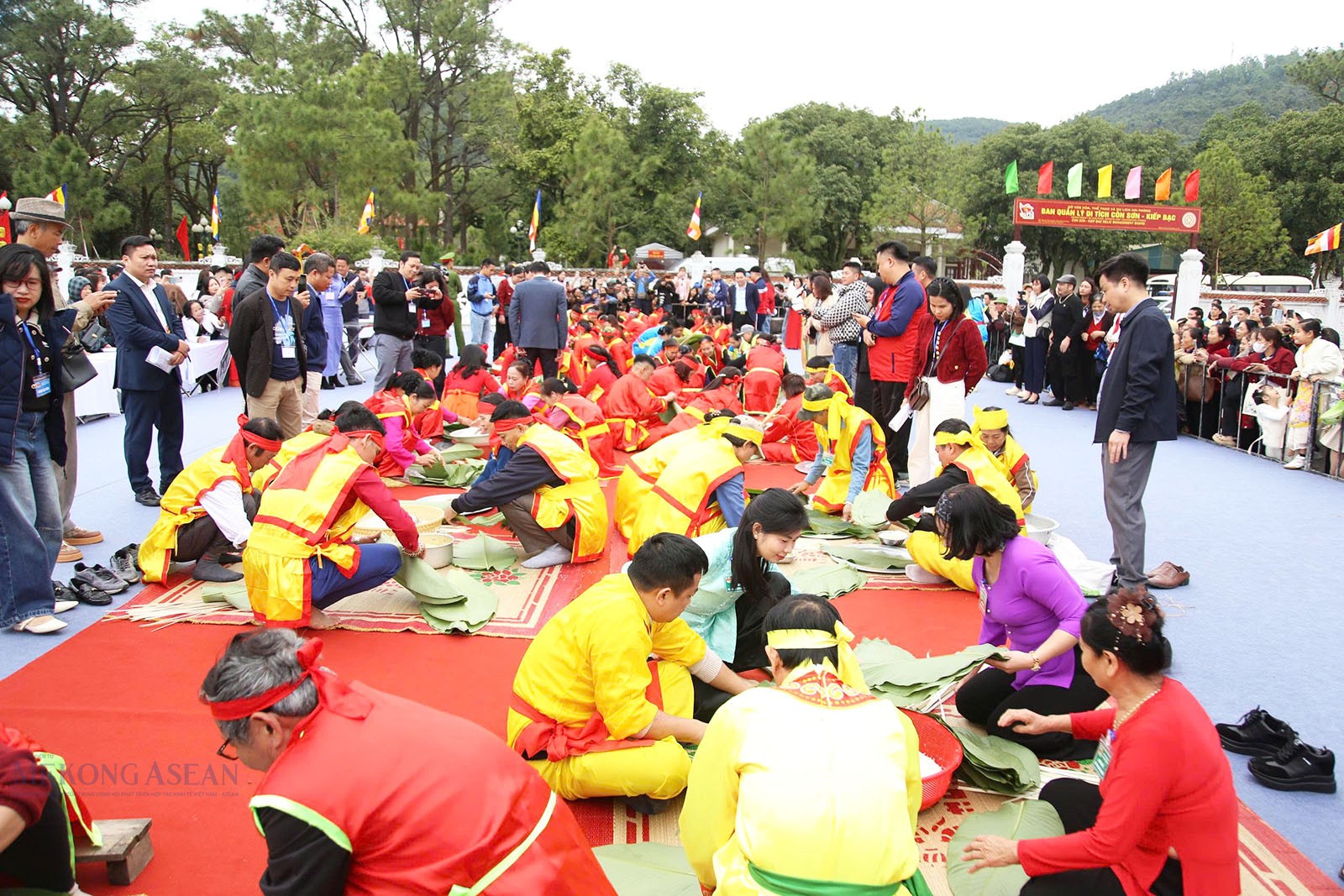 Sôi nổi phần thi gói bánh chưng sáng 4/3, tại tại sân đá chùa Côn Sơn, phường Trần Hưng Đạo, thành phố Hải Phòng. Ảnh: Trần Thanh.