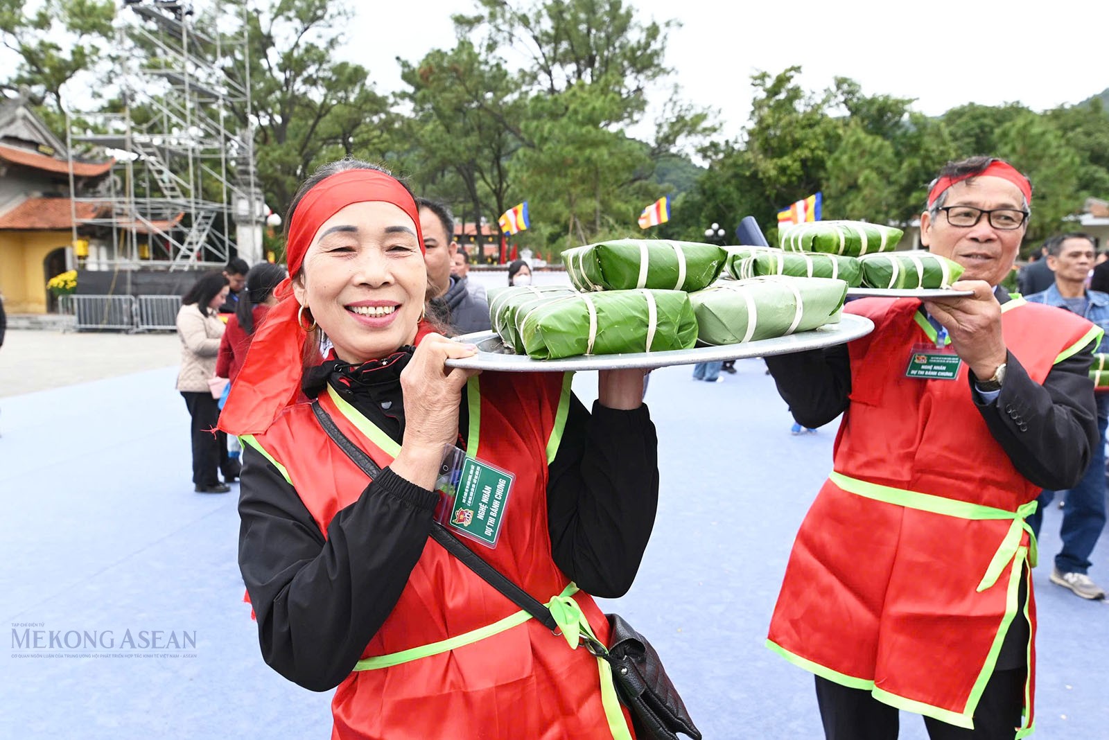 Tại phần thi gói bánh chưng, mỗi đội có 5 nghệ nhân là người địa phương, mặc trang phục lễ hội truyền thống. Trong thời gian quy định là 15 phút, mỗi đội gói 10 chiếc bánh, gồm 05 chiếc bánh mặn (nhân đỗ xanh và thịt lợn, ký hiệu bằng 6 lạt buộc) và 5 chiếc bánh chay (nhân đỗ xanh, ký hiệu bằng 4 lạt buộc). Các đội gói bằng tay, không dùng khuôn và chuẩn bị nguyên liệu gồm gạo nếp (trọng lượng sau khi ngâm xong, để ráo nước là 6,8 kg; đỗ xanh: 1,5 kg đã bóc vỏ, đồ chín; thịt lợn: 0,8 kg được phép thái thành các miếng nhỏ (để gói 5 bánh mặn) và các gia vị, hạt tiêu, hành, muối, 1 mâm gỗ, 1 nồi luộc bánh, 1 bếp kiềng, lá dong. Củi nấu bánh do Ban tổ chức chuẩn bị. Thời gian luộc là 6 giờ. Ảnh: Trần Thanh.