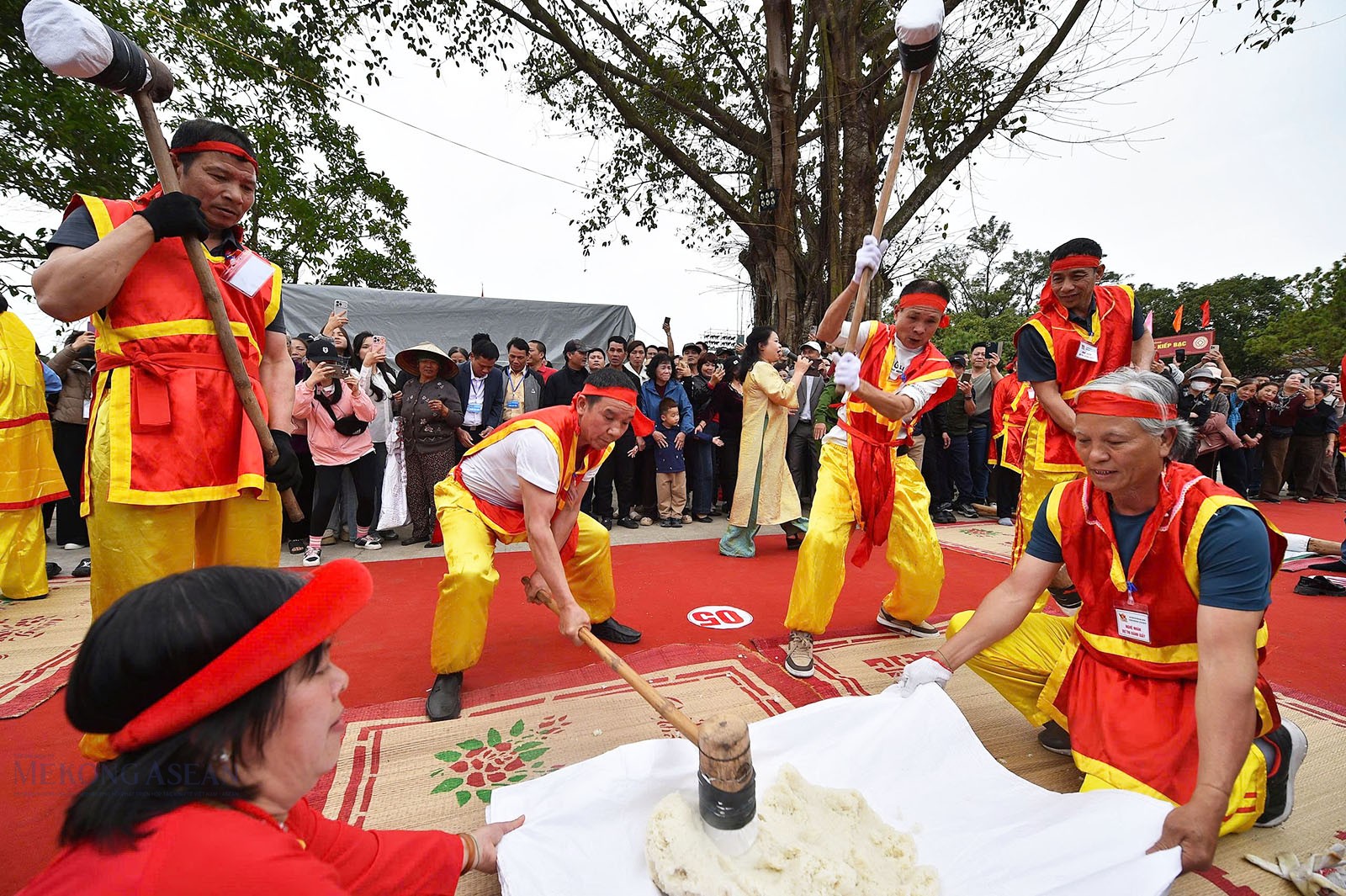 Phần thi giã bánh giầy diễn ra chiều 4/3, tại sân đá chùa Côn Sơn. Ảnh: Thiện Tín.