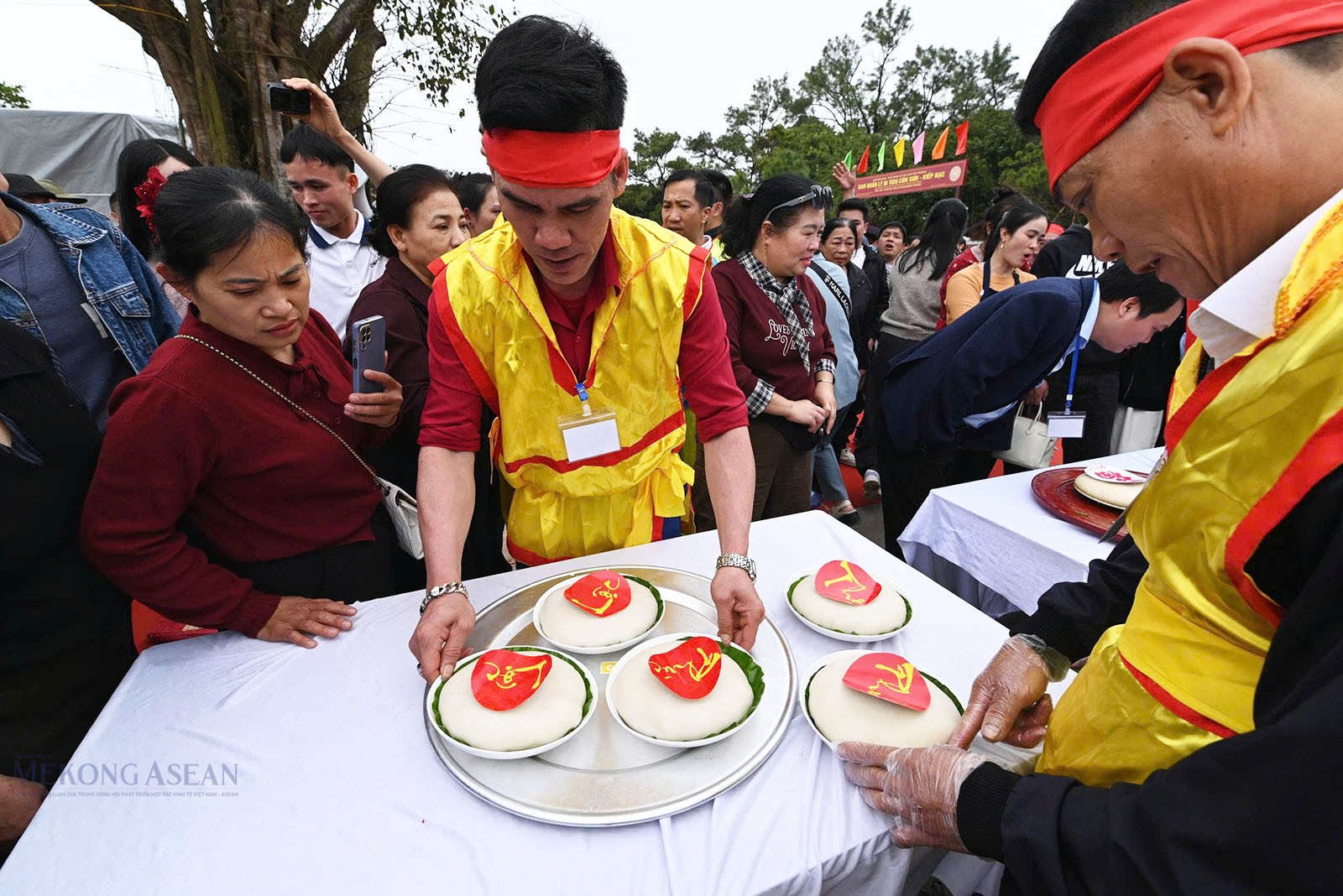 Về phần thi giã bánh giầy, mỗi đội có 6 nghệ nhân mặc trang phục lễ hội truyền thống. Thời gian đồ xôi, giã bánh và hoàn thiện 5 chiếc bánh là 50 phút. 5 bánh phải nặn thống nhất về hình dáng, kích thước, tròn, đều. Nguyên liệu gồm gạo nếp được chọn không lẫn gạo tẻ, hạt to, tròn, đều, không có hạt gẫy, đầu đen... gạo đã được ngâm kỹ. Trọng lượng sau khi ngâm xong, để ráo nước là 6,8kg. Mỗi đội chuẩn bị 1 bếp kiềng, 1 nồi đồ xôi, 1 bộ phương tiện giã bánh (không được nhóm lửa đun nước trước và sử dụng hóa chất như xăng, dầu hỏa, cồn... để nhóm lửa). Sau khi hoàn thiện, trên bánh dán chữ Hán Nôm “Phúc”, “Lộc”, “Thọ” màu đỏ. Ảnh: Thiện Tín.
