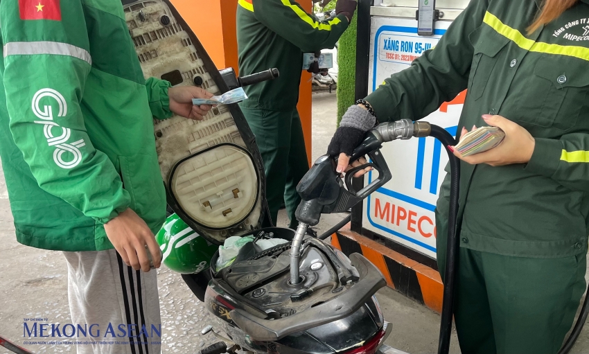 Giá xăng RON 95 tăng hơn 2.000 đồng/lít, dầu diesel tăng gần 4.000 đồng/lít