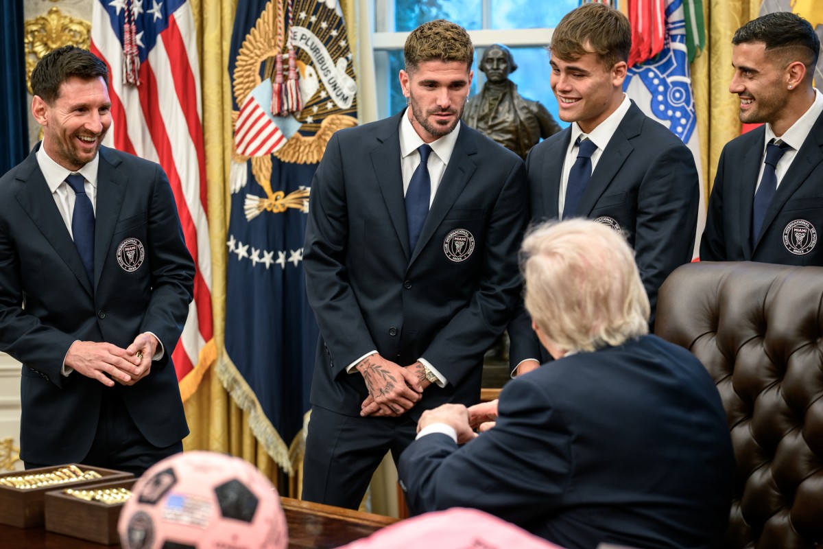Ông Trump trò chuyện cùng các cầu thủ Inter Miami tại Phòng Bầu dục. Lionel Messi đứng ngoài cùng bên trái. Ảnh: Nhà Trắng