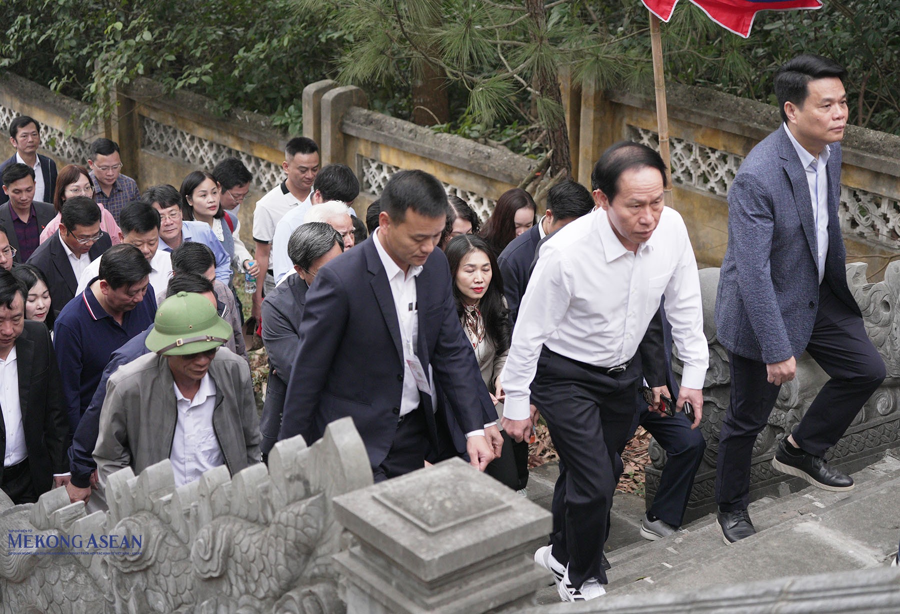 Lãnh đạo thành phố Hải Phòng cùng các đại biểu, người dân và du khách khởi hành từ chân núi lên Ngũ Nhạc linh từ. Ảnh: Phùng Nguyện.