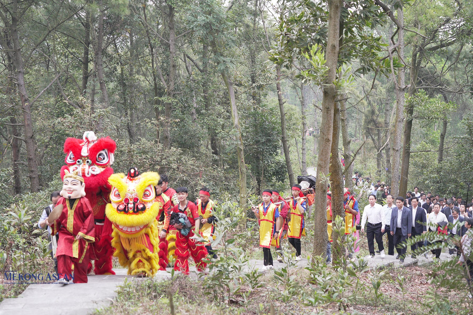 Đội lân dẫn đầu đoàn lễ tế. Ảnh: Phùng Nguyện.