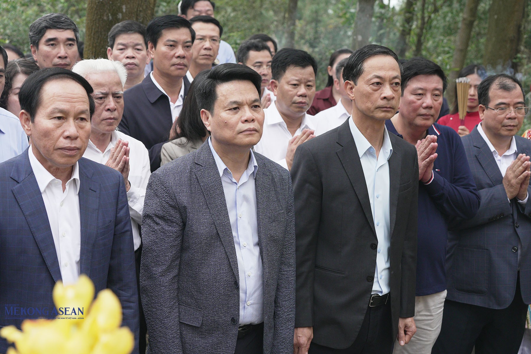 Lãnh đạo thành phố Hải Phòng cùng các đại biểu làm lễ tại Bắc Nhạc miếu. Ảnh: Phùng Nguyện.