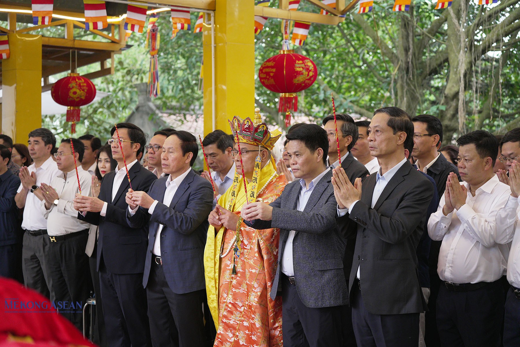 Nhà sư cùng lãnh đạo thành phố Hải Phòng làm lễ, tế trời đất tại Trung Nhạc miếu. Ảnh: Phùng Nguyện.