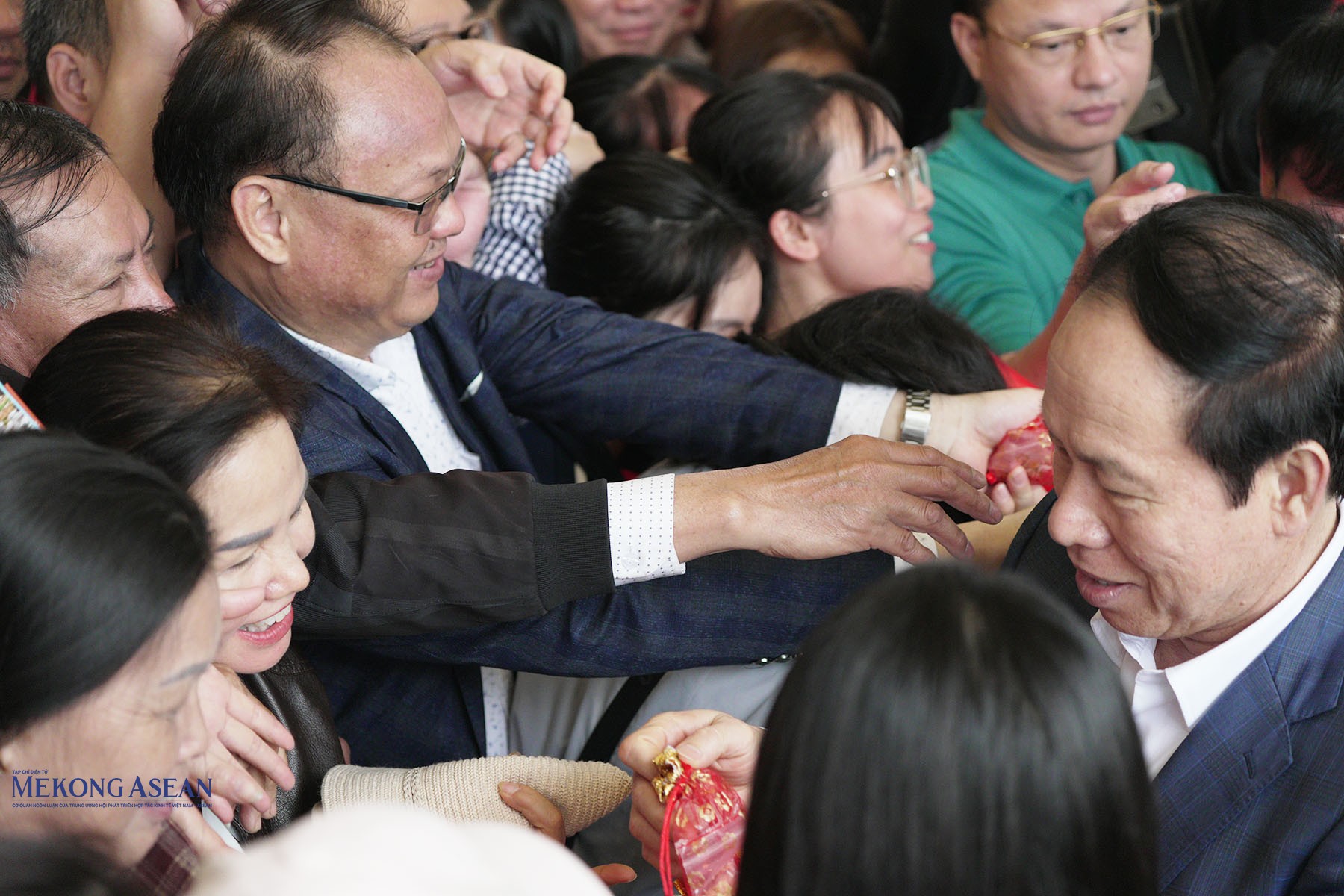 Ông Lê Tiến Châu, Ủy viên Trung ương Đảng, Bí thư Thành ủy Hải Phòng phát ngũ cốc cho các ban, sở, ngành, đoàn thể của thành phố và người dân cùng du khách. Ảnh: Phùng Nguyện.