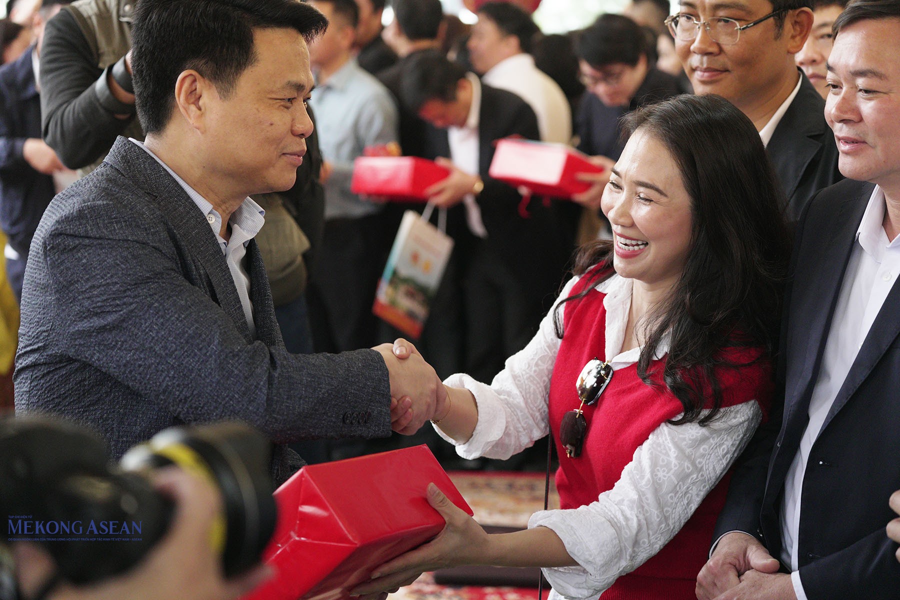 Ông Lê Ngọc Châu, Ủy viên Trung ương Đảng, Phó Bí thư Thành ủy, Chủ tịch UBND thành phố Hải Phòng phát ngũ cốc cho các ban, sở, ngành, đoàn thể của thành phố và người dân cùng du khách. Ảnh: Phùng Nguyện.