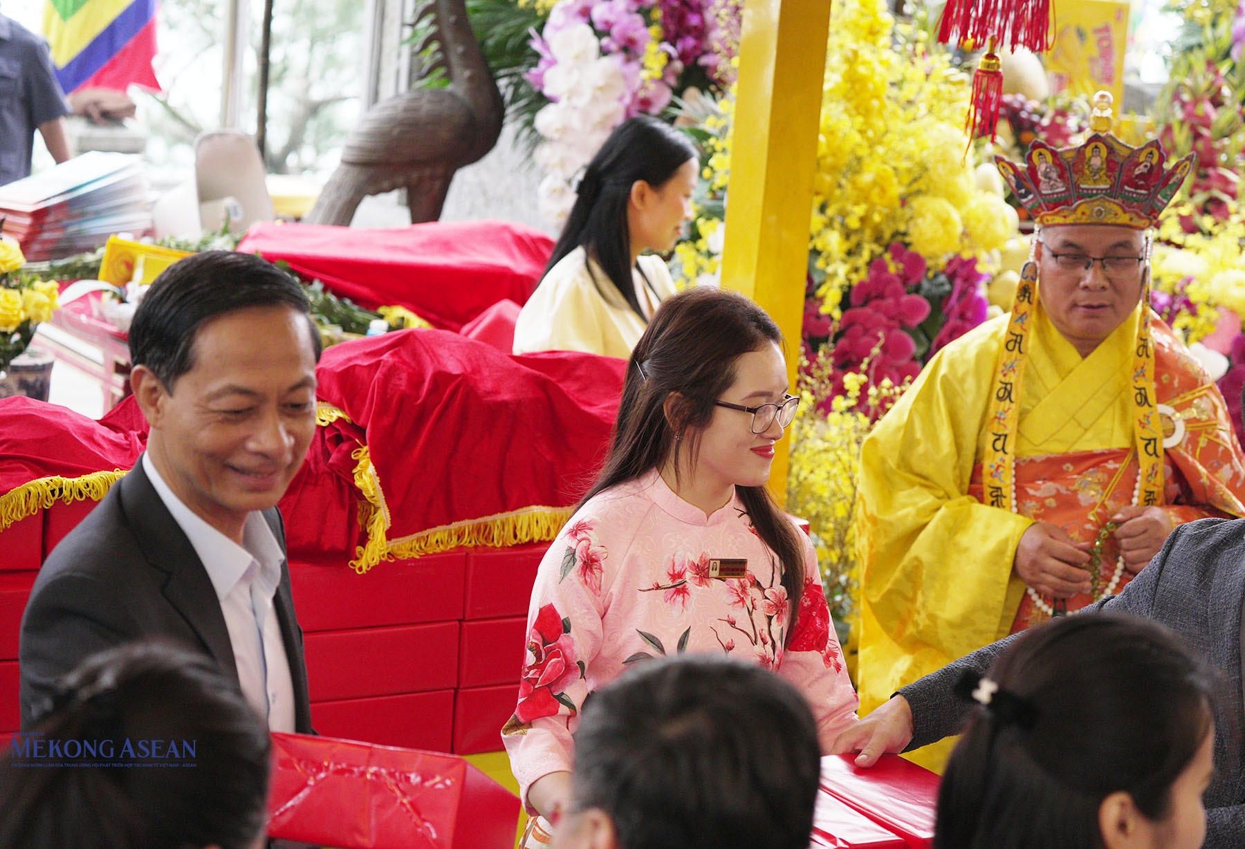 Ông Đỗ Mạnh Hiến, Phó Bí thư Thường trực Thành ủy Hải Phòng phát ngũ cốc cho các ban, sở, ngành, đoàn thể của thành phố và người dân cùng du khách. Ảnh: Phùng Nguyện.