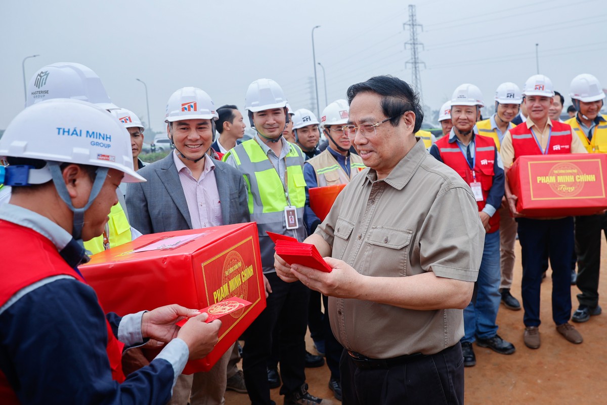 Thủ tướng tặng quà công nhân đang thi công trên các công trường dự án. Ảnh: VGP.