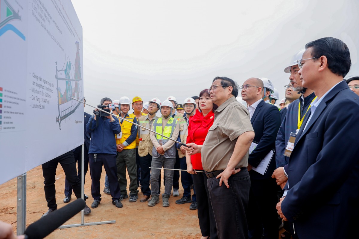 Thủ tướng Phạm Minh Chính kiểm tra dự án Đầu tư xây dựng đường Vành đai 4 Vùng Thủ đô Hà Nội (đoạn qua địa phận tỉnh Bắc Ninh). Ảnh: VGP.