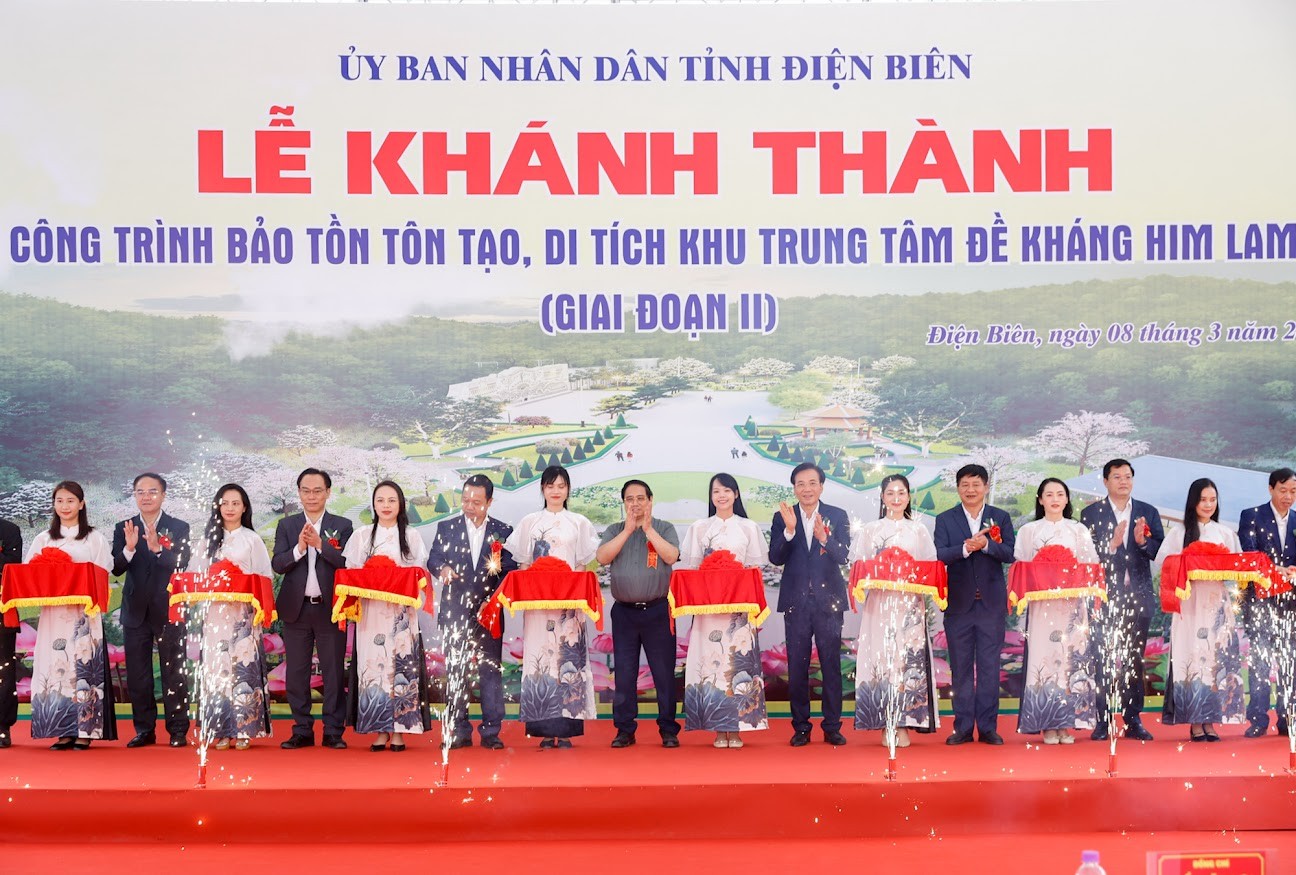 Thủ tướng và các đại biểu cắt băng khánh thành công trình bảo tồn, tôn tạo di tích Him Lam - Ảnh: VGP/Nhật Bắc