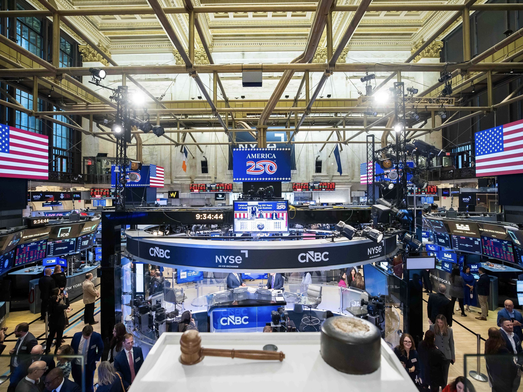 Giá dầu đảo chiều, chứng khoán Mỹ lội ngược dòng tăng điểm cuối phiên