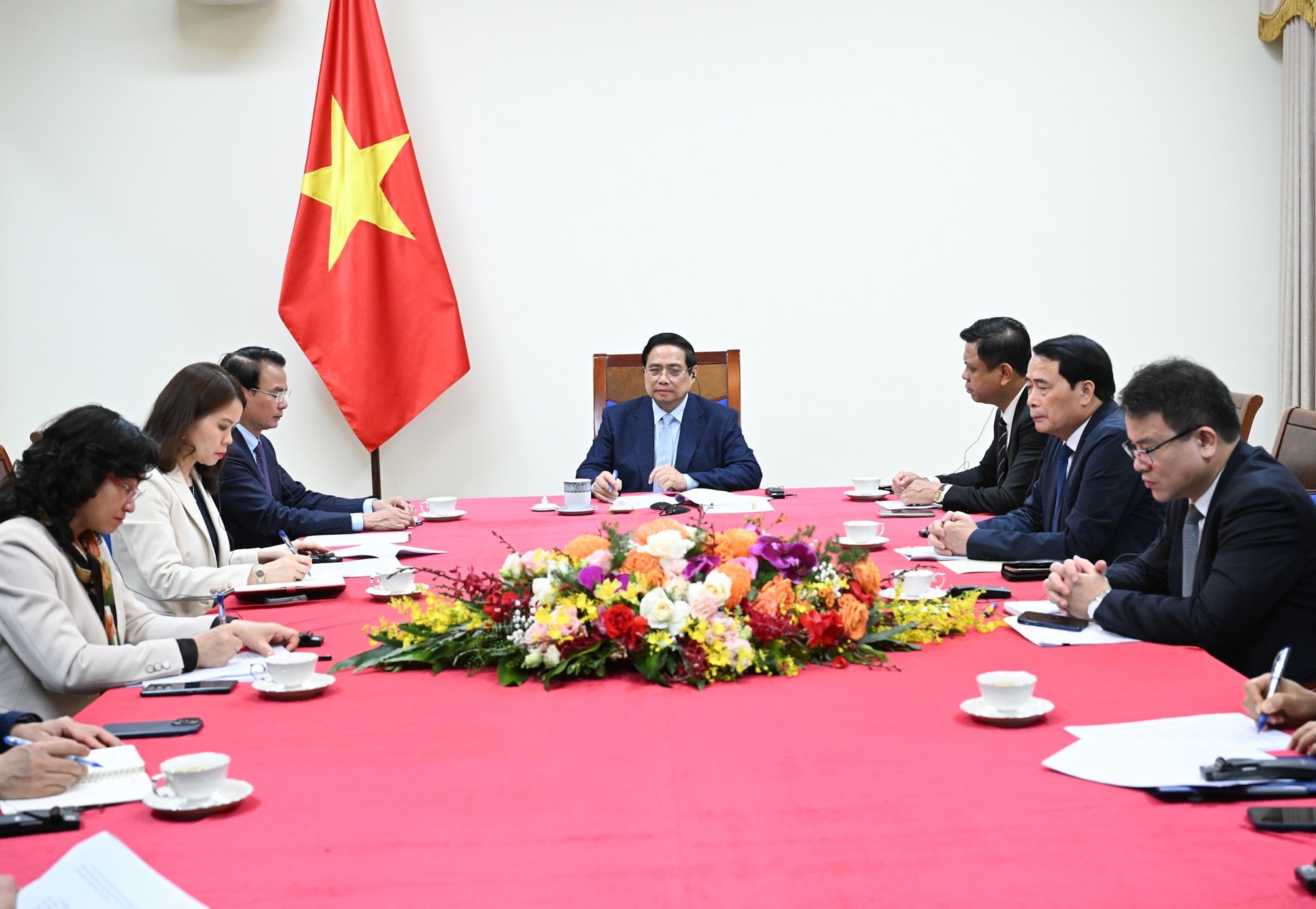 Thủ tướng Chính phủ Phạm Minh Chính điện đàm với Tổng thống Các Tiểu vương quốc Arab thống nhất (UAE) Sheikh Mohammed bin Zayed Al-Nahyan - Ảnh: VGP/Nhật Bắc