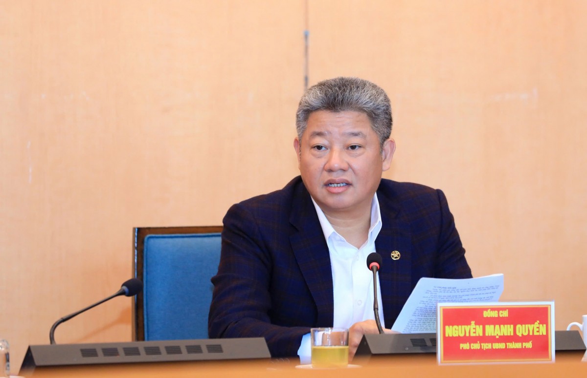 Phó Chủ tịch UBND thành phố Hà Nội Nguyễn Mạnh Quyền phát biểu tại cuộc họp. Ảnh: Phạm Linh