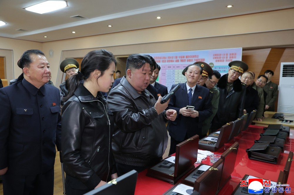 Ông Kim Jong-un cùng con gái thử bắn súng tại nhà máy vũ khí