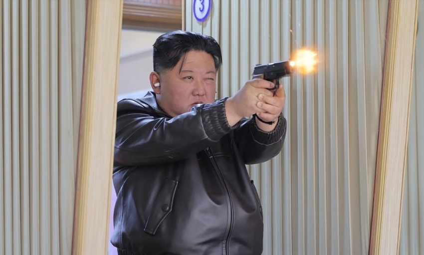 Ông Kim Jong-un cùng con gái thử bắn súng tại nhà máy vũ khí