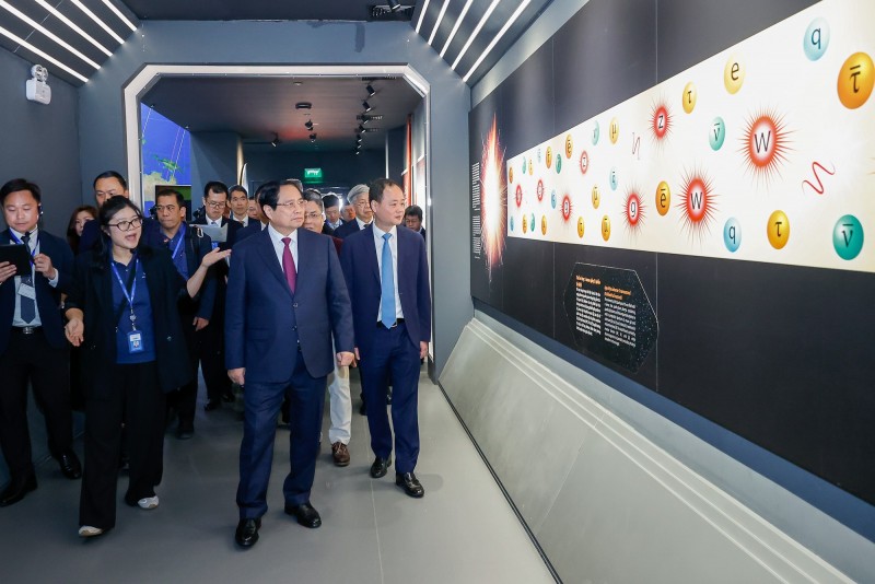 Thủ tướng Phạm Minh Chính tham quan Bảo tàng vũ trụ Việt Nam tại Khu Công nghệ cao Hoà Lạc - Ảnh: VGP