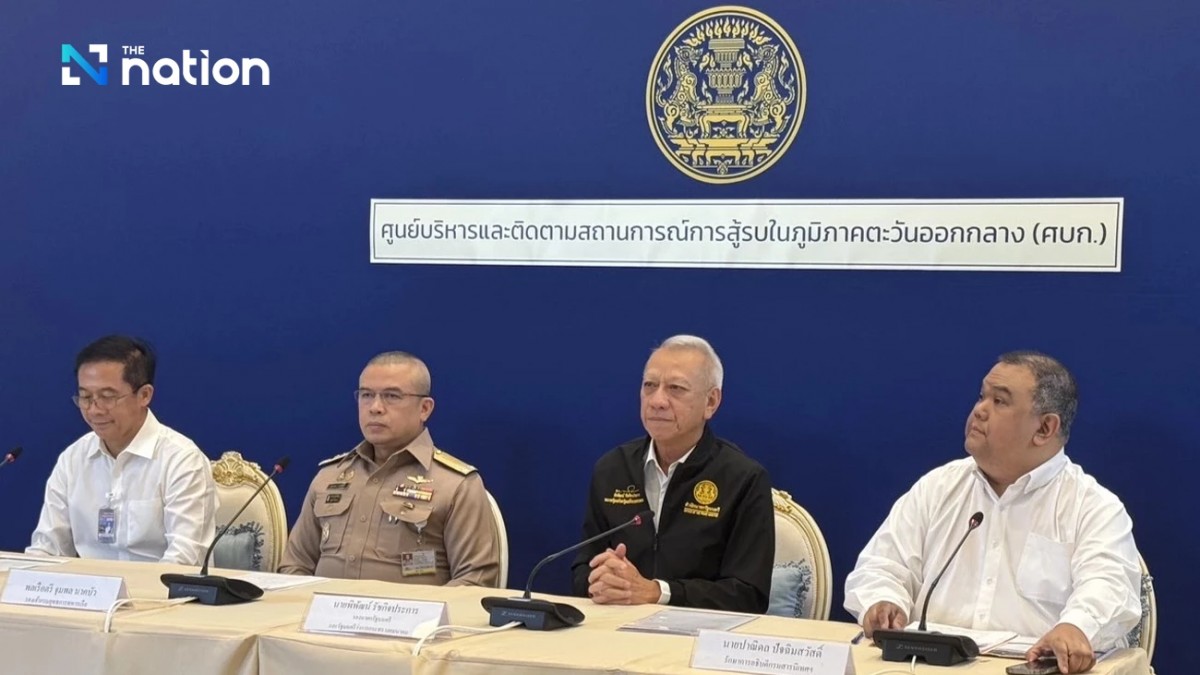 Phó Thủ tướng kiêm Giám đốc Trung tâm Quản lý và Giám sát Tình hình Trung Đông của Thái Lan, ông Phiphat Ratchakitprakarn (áo đen) tại buổi họp báo ngày 13/3. Ảnh: Nation Thailand