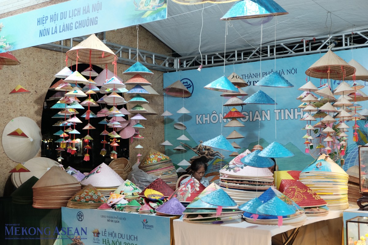 Gian hàng nón làng Chuông.