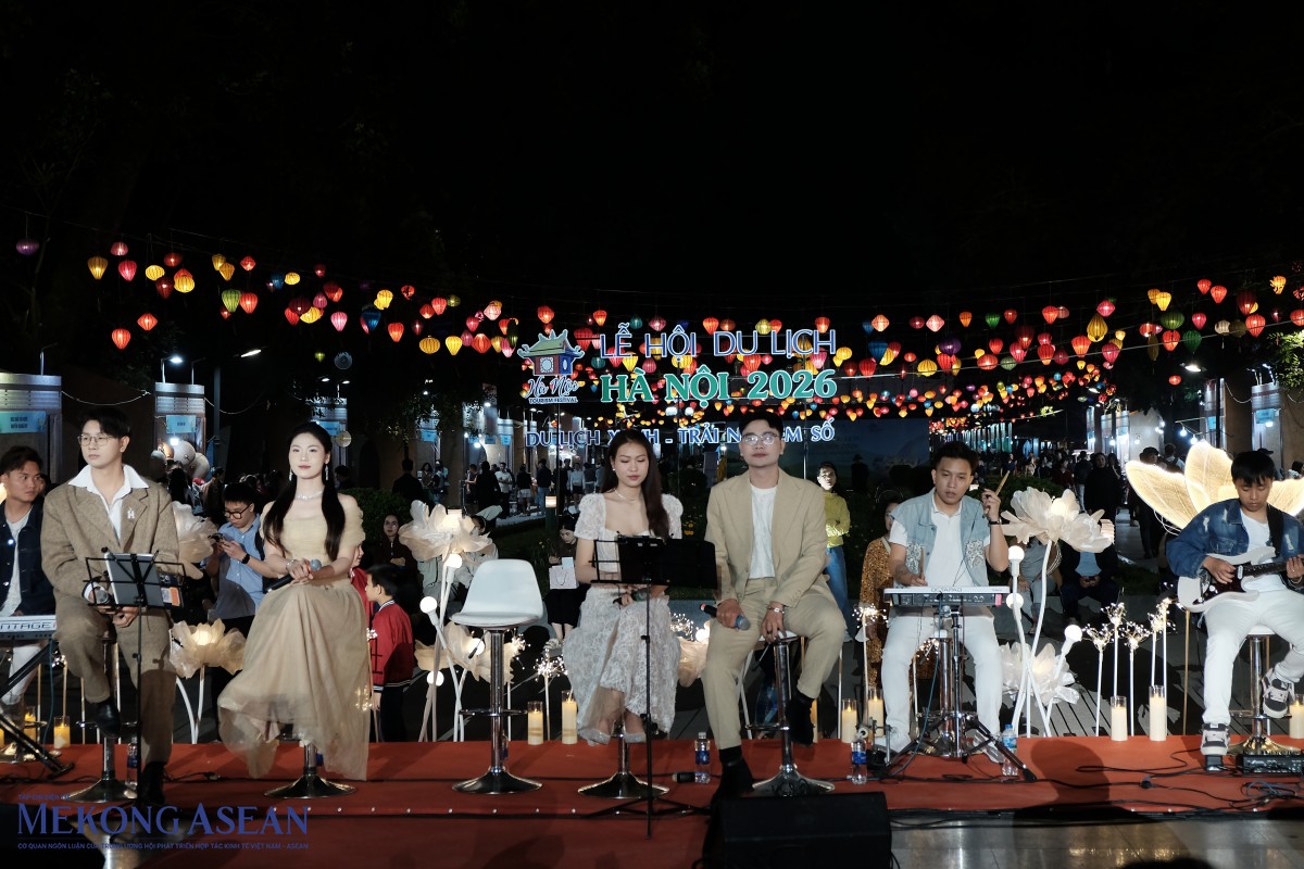 Ban nhạc trình diễn ngoài trời tại sân khấu chính của Công viên Thống Nhất.  Ảnh: Thảo Ngân - Mekong ASEAN.