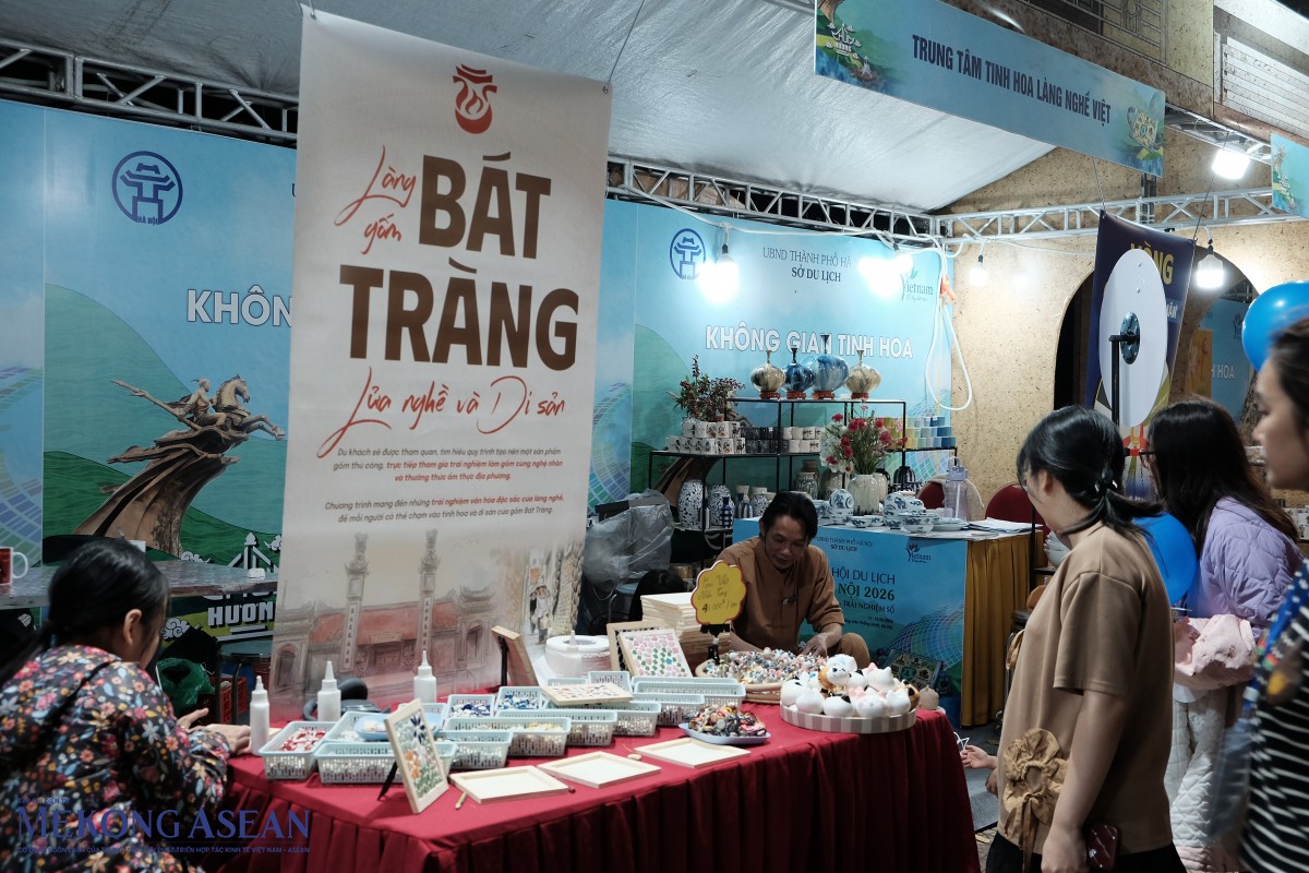 Gian hàng gốm Bát Tràng.