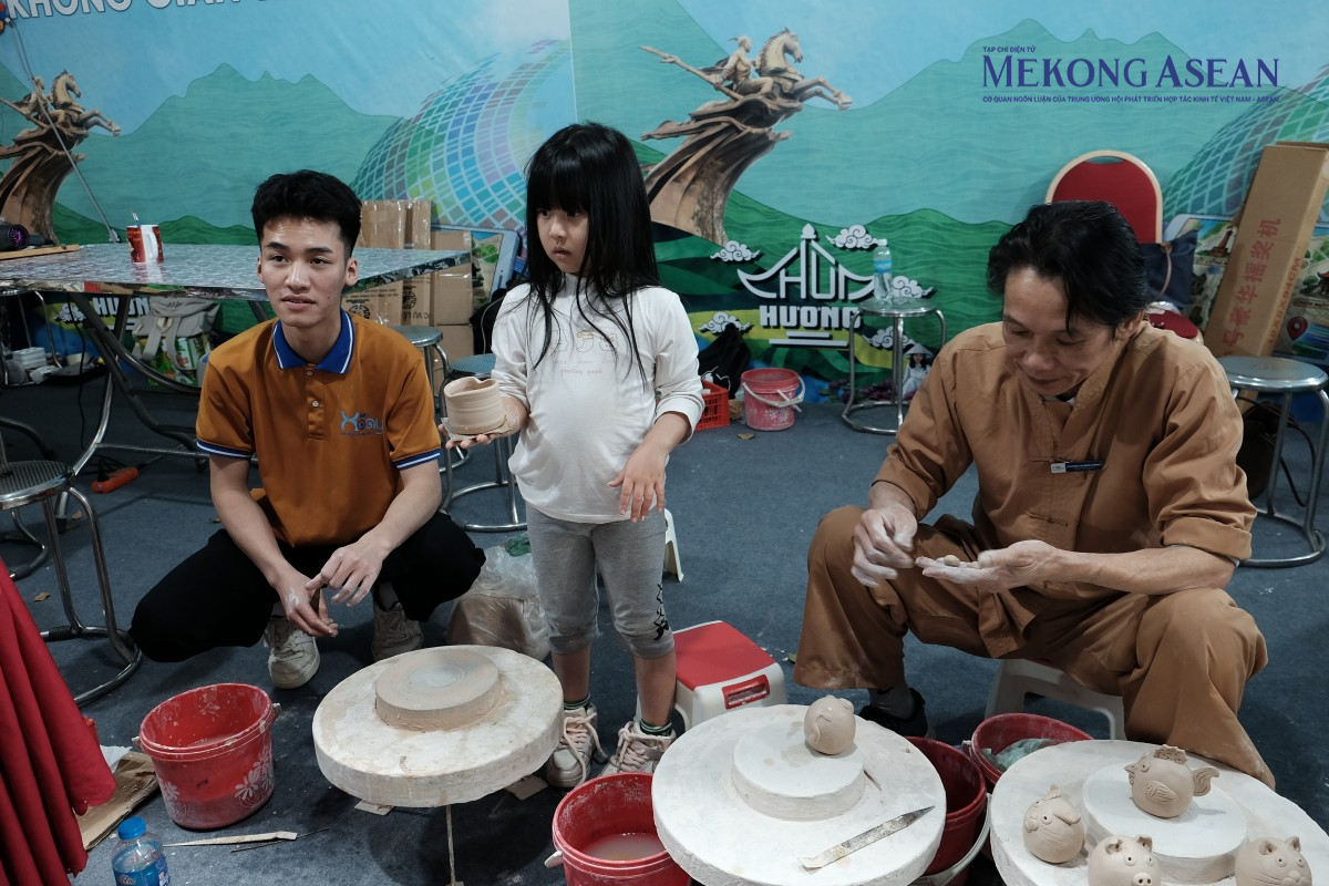 Du khách trải nghiệm hoạt động làm gốm. Ảnh: Thảo Ngân - Mekong ASEAN.