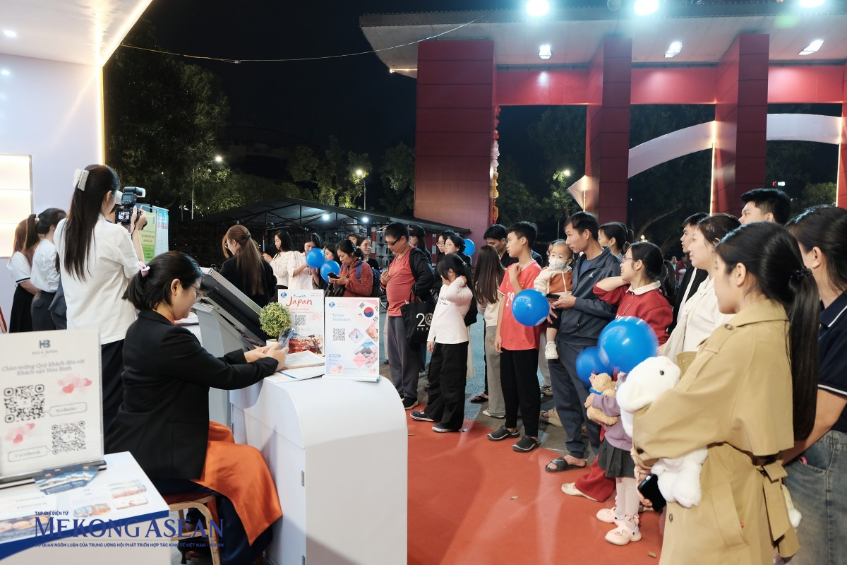 Ngươời dân xếp hàng nhận quà tại các gian hàng của doanh nghiệp lữ hành. Ảnh: Thảo Ngân - Mekong ASEAN.