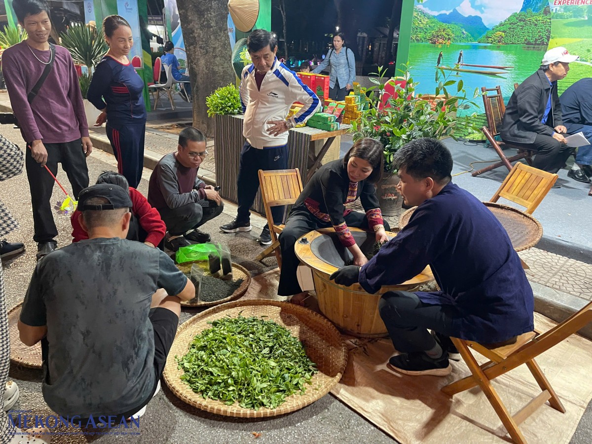 Du khách trải nghiệm sao chè Thái Nguyên.