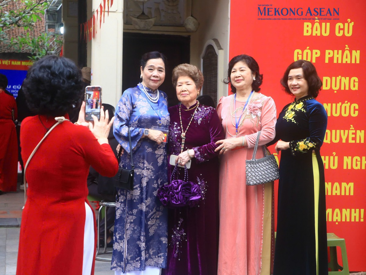 Không khí ngày bầu cử rộn ràng ở nhiều địa phương Không khí ngày bầu cử rộn ràng ở nhiều địa phương