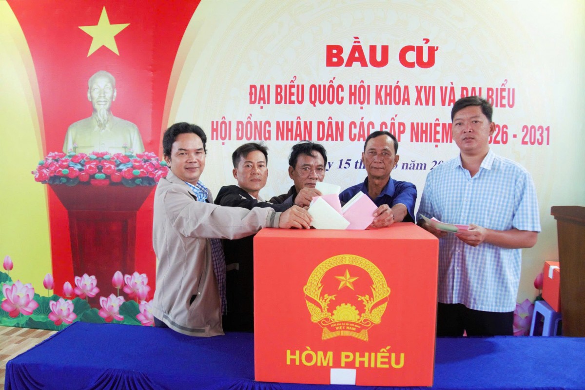 Rộn ràng không khí bầu cử tại địa đầu cực Nam Tổ quốc