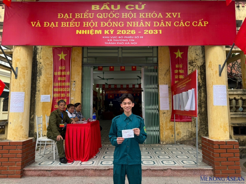 Niềm vui của Phạm Văn Quốc Anh khi lần đầu đi bầu cử trong màu áo dân quân tự vệ.